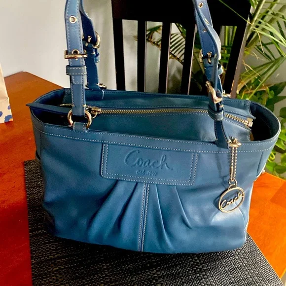 Coach shoulder bag - Picture 1 of 7